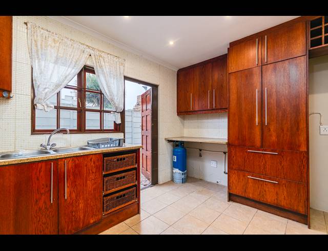 4 BEDROOM HOUSE FOR SALE IN BLOUBERG SANDS